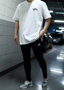 Vue détaillée d'un t-shirt de fitness blanc surdimensionné avec un logo de poitrine