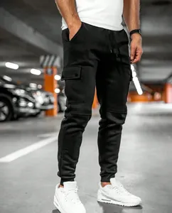 Schmal geschnittene schwarze Cargo-Jogginghose für Herren mit Seitentaschen