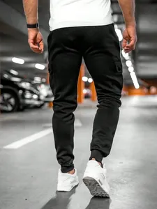 Schwarze Slim Fit Herren Cargohose mit Seitentaschen, Rückansicht im urbanen Parkhaus-Stil
