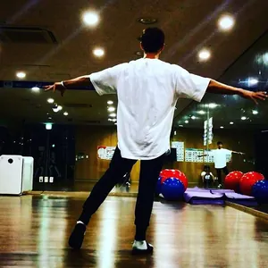 Vue arrière d'un t-shirt de fitness blanc en coton surdimensionné pour hommes au gymnase
