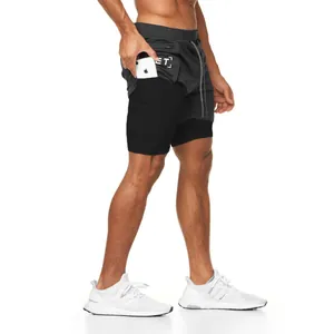 Primer plano detallado del bolsillo interior funcional en pantalones cortos deportivos 2 en 1