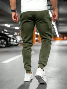 Rückansicht olivgrüner Cargo-Jogger für Herren mit Taschen-Details und schmalem Saum