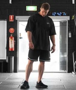 T-shirt de fitness en coton pour hommes dans un cadre d'entraînement de gym professionnel