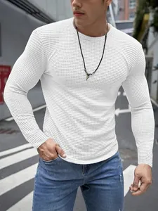 Eng anliegendes Herren-Langarmshirt mit Waffelstruktur in Weiß im modernen Streetstyle