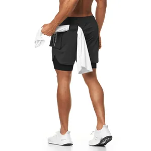 Vista trasera de pantalones cortos deportivos de doble capa negros para hombre con lazo para toalla