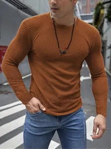 Herren Slim Fit Waffelstrick Langarmshirt in Rostorange für den Herbstoutfit