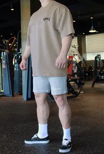 T-shirt de fitness oversize de qualité en coton pour homme kaki dans une salle de sport