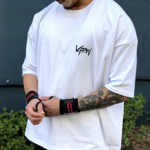 Vue détaillée d'un t-shirt de fitness blanc pour homme avec logo stylisé sur la poitrine