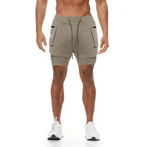 Detalle de pantalones cortos de fitness transpirables de doble capa para hombre.