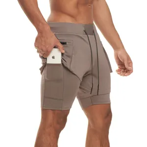 Detalle de pantalones cortos deportivos de doble capa para hombre con bolsillo para móvil