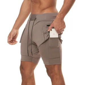 Primer plano de pantalones cortos deportivos de doble capa para hombre con bolsillo oculto