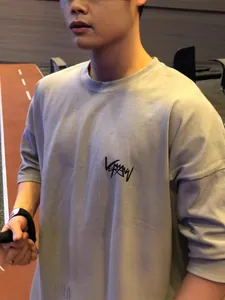 T-shirt de gym gris surdimensionné pour hommes pour l'entraînement et la course à pied