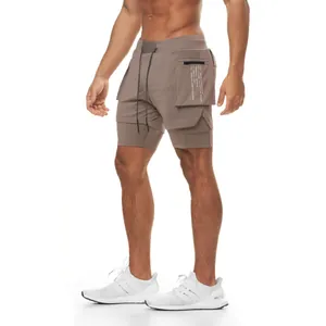 Vista detallada de pantalones cortos deportivos transpirables de doble capa con bolsillo