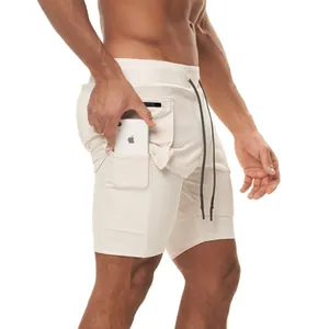 Detalle de pantalones cortos deportivos para hombre de doble capa con bolsillo para móvil