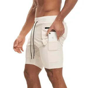 Detalle de los pantalones cortos deportivos de doble capa para hombre con bolsillo interno