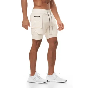 Detalle de pantalones cortos de entrenamiento de doble capa crema con bolsillo