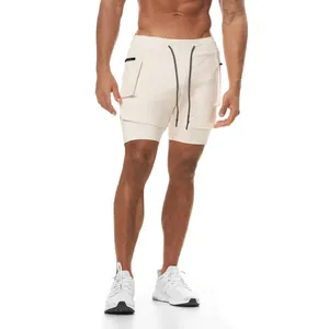 Detalle de los pantalones cortos deportivos de doble capa crema en modelo masculino