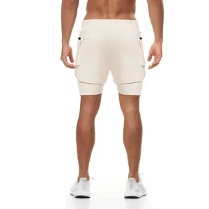 Detalle de los pantalones cortos de fitness transpirables de doble capa para hombre.