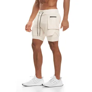 Vista detallada de los pantalones cortos deportivos 2 en 1 crema con bolsillo cargo