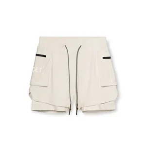 Vista detallada de los pantalones cortos deportivos de doble capa con bolsillos