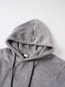 Detailansicht eines grauen Fleece-Kapuzenpullovers mit weicher Plüschstruktur