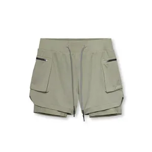 Detalle de pantalones cortos deportivos 2 en 1 verde oliva con bolsillos cargo.