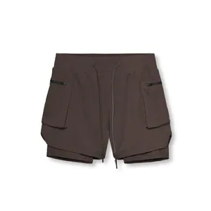 Vista frontal de pantalones cortos deportivos marrones de doble capa con bolsillos