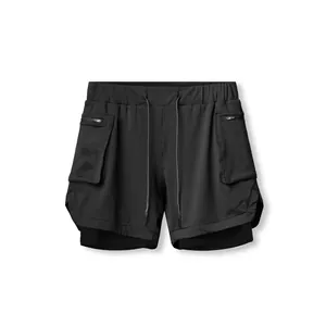 Detalle del diseño de dos capas y los bolsillos cargo con cremallera de estos pantalones