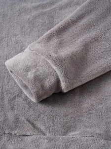 Detailansicht der Ärmelbündchen eines grauen Korallenfleece-Hoodies mit weicher Textur.