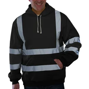 Vue détaillée d'un sweat à capuche noir pour homme avec des bandes réfléchissantes