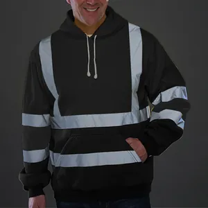Vue détaillée d'un sweat à capuche noir pour homme avec bandes réfléchissantes argentées