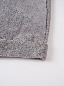 Detaillierte Nahaufnahme der weichen grauen Korallenvlies-Struktur eines Herren-Hoodies