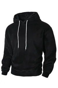 Detail eines schwarzen Korallenvlies-Hoodies mit weißen Kordelzügen für den Winter