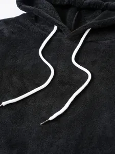 Detailansicht eines schwarzen Fleece-Kapuzenpullovers für Herren mit weicher Textur