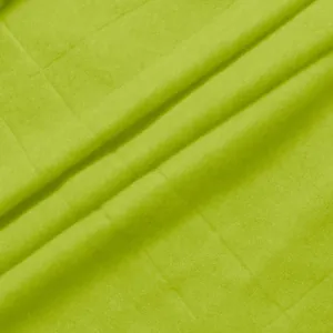Gros plan sur la texture du tissu polaire vert citron pour sweat à capuche homme.