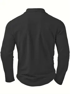 Λεπτομερής πίσω όψη μαύρου ανδρικού πόλο με υφή βάφλας και ποιοτική ραφή στο σώμα.