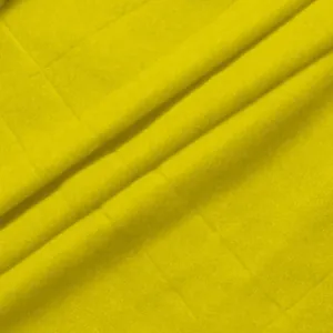 Texture détaillée du tissu doublé de velours jaune néon pour sweat à capuche thermique