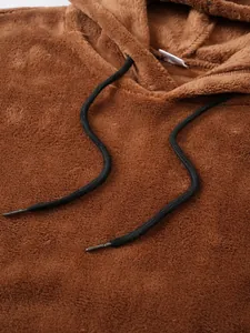 Detailaufnahme eines braunen Korallenvlies-Hoddies mit warmer Plüschtextur