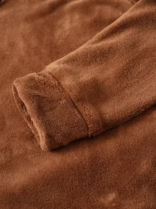 Makro-Detail von weichem braunem Korallenvlies an einem warmen Herren-Winter-Kapuzenpullover