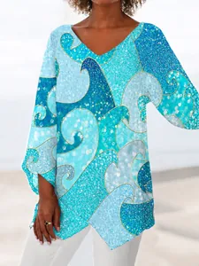 Detailweergave van dames tuniek met V-hals en blauwe oceaangolf mozaïekprint.