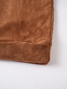 Makro-Detail des weichen braunen Korallensamt-Stoffes eines warmen Herren-Kapuzenpullovers
