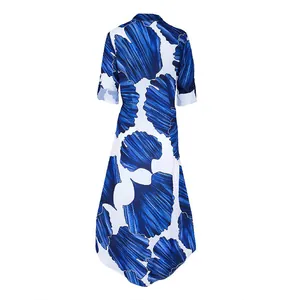Vue arrière d'une robe chemise de vacances imprimée bleu et blanc à ourlet asymétrique