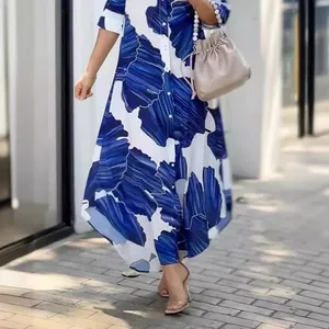 Robe chemise longue élégante à fleurs bleues avec col à revers pour les vacances à la plage
