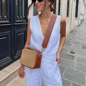 Modella indossa un set di gilet senza maniche e pantaloni in cotone e lino