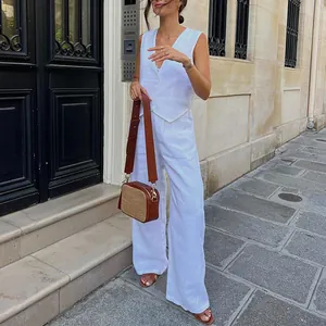 Elegante completo due pezzi in lino bianco con gilet senza maniche e pantaloni larghi