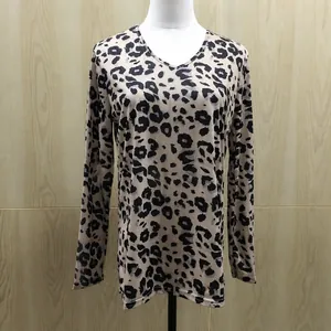 Detailansicht des Damen Leopard Print V-Ausschnitt Langarm-T-Shirts auf Mannequin