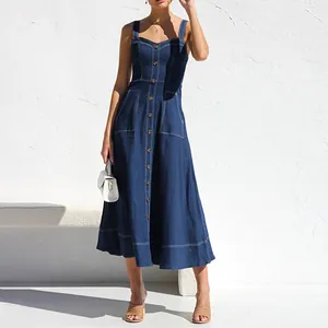Abito midi casual in denim blu scuro con spalline, bottoni frontali e cuciture a contrasto