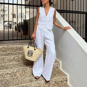 Modello che indossa un elegante set a due pezzi in cotone e lino con gilet e pantaloni