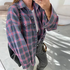 Vista dettagliata della camicia a scacchi rosa e blu oversize