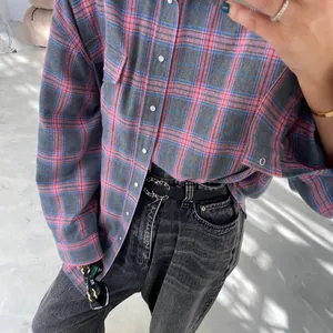 Vista dettagliata di una camicia vintage a maniche lunghe a quadri rosa e blu da donna